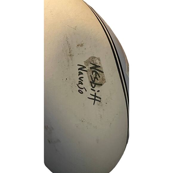 VINTAGE NATIVE AMERICAN WHITE JUG FEATURING HOWLING WOLF LEATHER HANDLE NESBITT - Picture 3 of 3